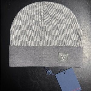 Grey beanie lv